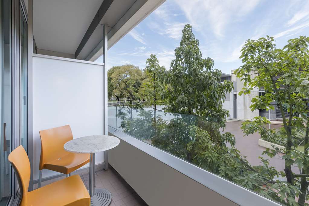 Adina Apartment Hotel Perth Room photo